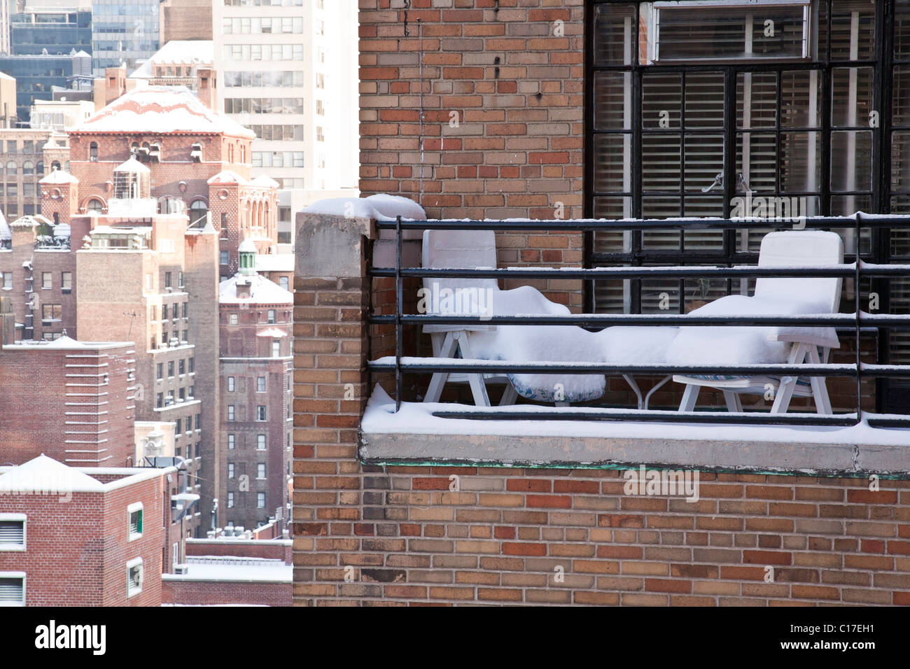 Appartement Chambre balcon couvert de neige, Midtown, NEW YORK Banque D'Images