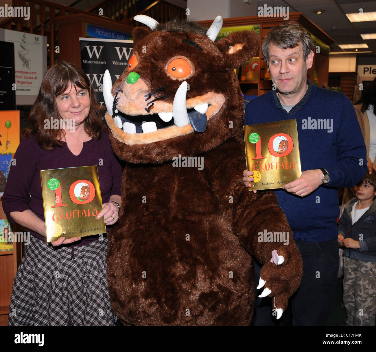 Julia Donaldson et Axel Scheffler assister à un livre signature pour leur nouveau livre The Gruffalo au Waterstone's - Londres, Angleterre - Putney Banque D'Images