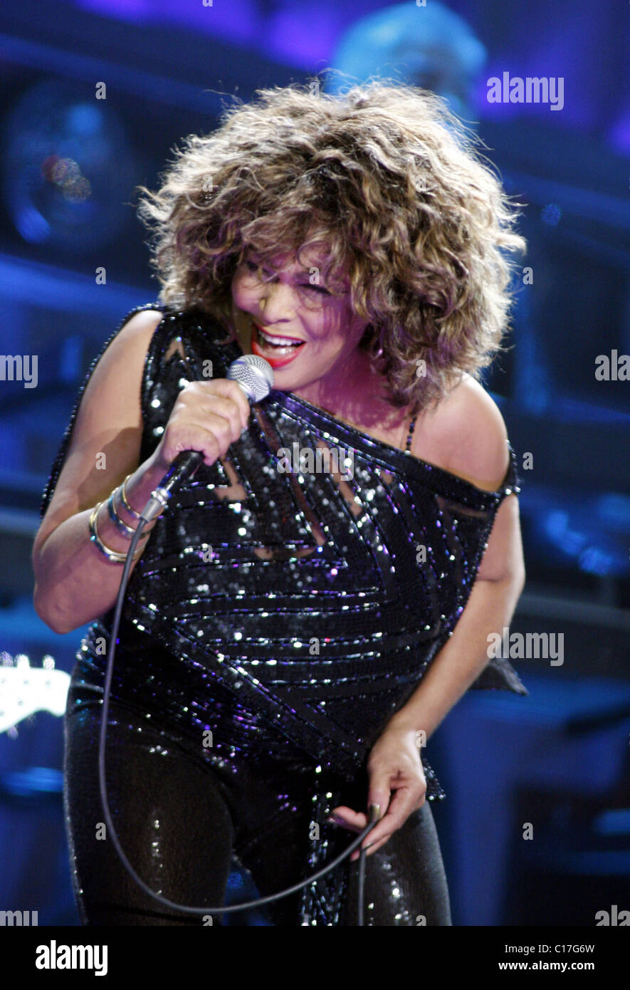 Tina Turner live sur scène à la SECC Glasgow portant une robe d'argent en  chantant dans le microphone Photo Stock - Alamy