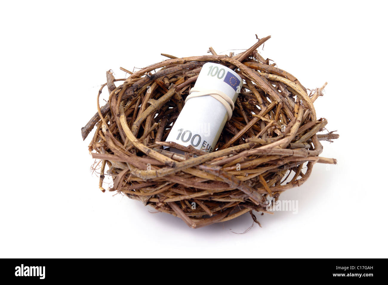 Rouleau de cent euro bills en nid d'oiseau sur fond blanc Banque D'Images