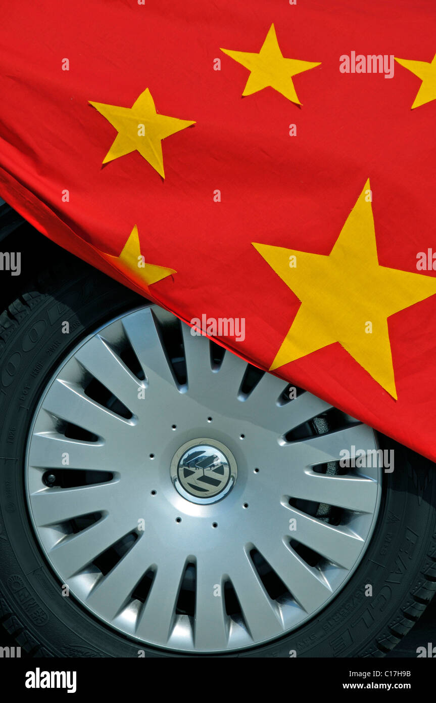Drapeau chinois couvrant une VW Passat, défenseurs de droits de l'exiger le groupe VW à s'impliquer dans la libération des emprisonnés Banque D'Images