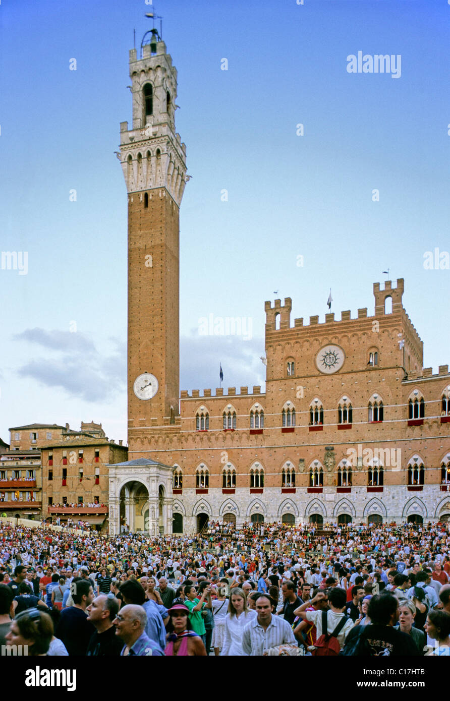 Palazzo Pubblico et la Torre del Mangia, Piazza il Campo Square en face de la Palio, Toscane, Italie, Europe Banque D'Images