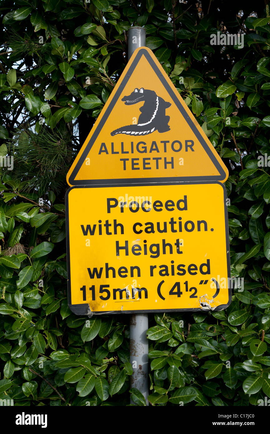 Dents d'Alligator road sign pour ralentir les automobilistes, Gnoll Country Park, Neath, Neath Port Talbot, Pays de Galles, Royaume-Uni Banque D'Images