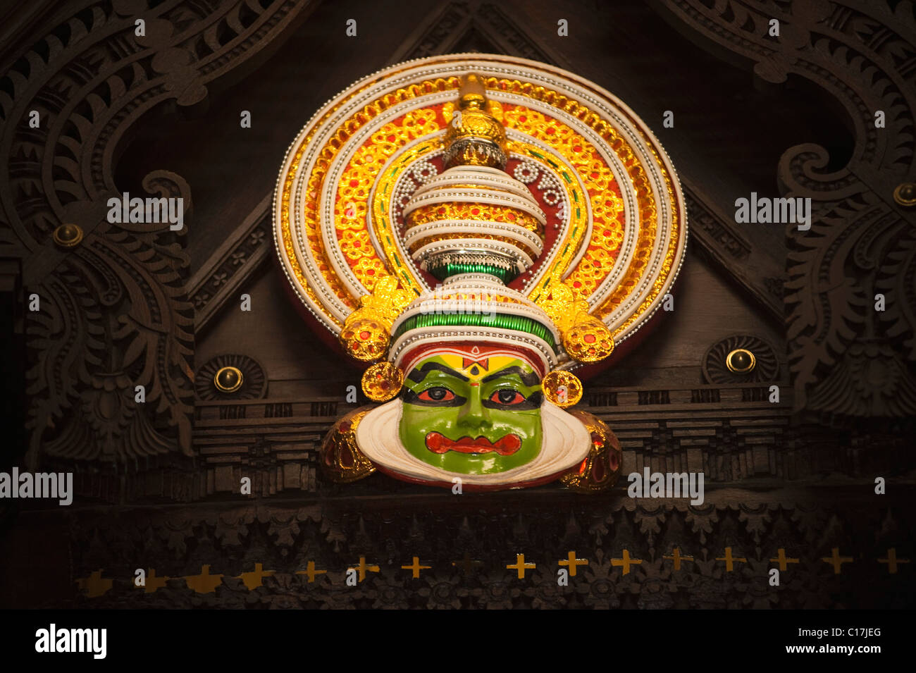 Masque de Kathakali avec la pendaison d'un châssis en bois, Kochi, Kerala, Inde Banque D'Images