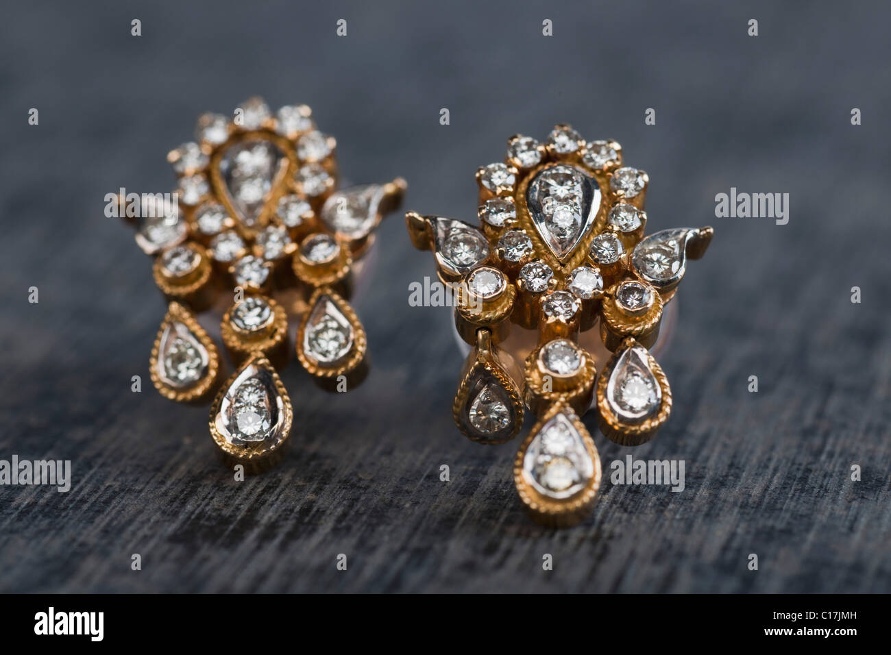 Close-up d'une paire de boucles d'oreilles diamant Banque D'Images