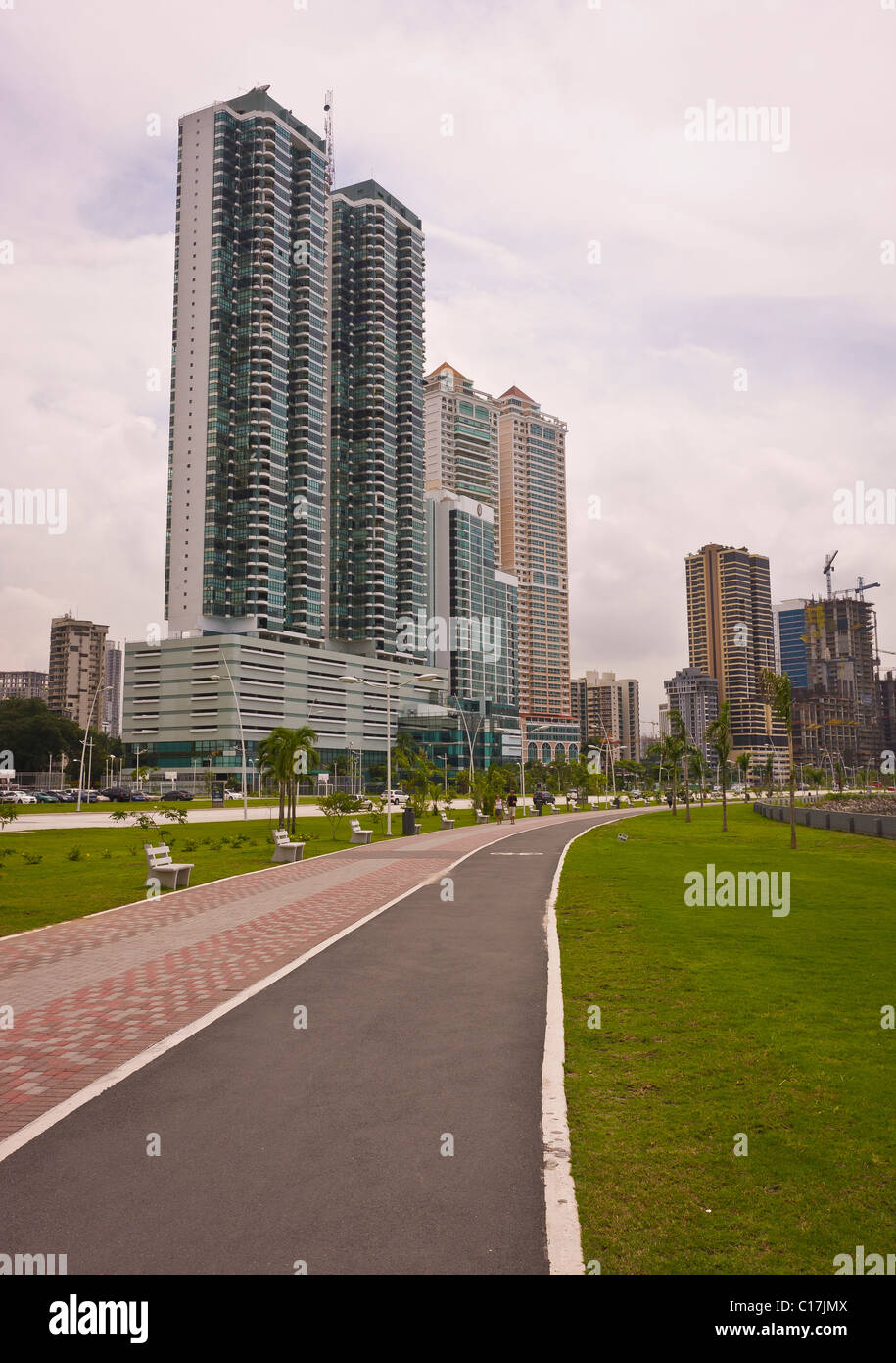 La ville de Panama, Panama - Trottoir en park et gratte-ciel sur Balboa Avenue. Banque D'Images