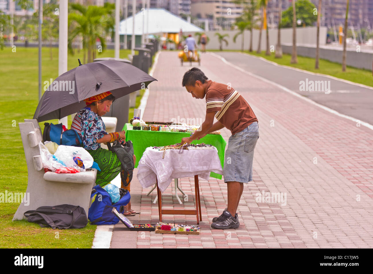 La ville de Panama, Panama - Personnes dans le parc Balboa Avenue. Banque D'Images