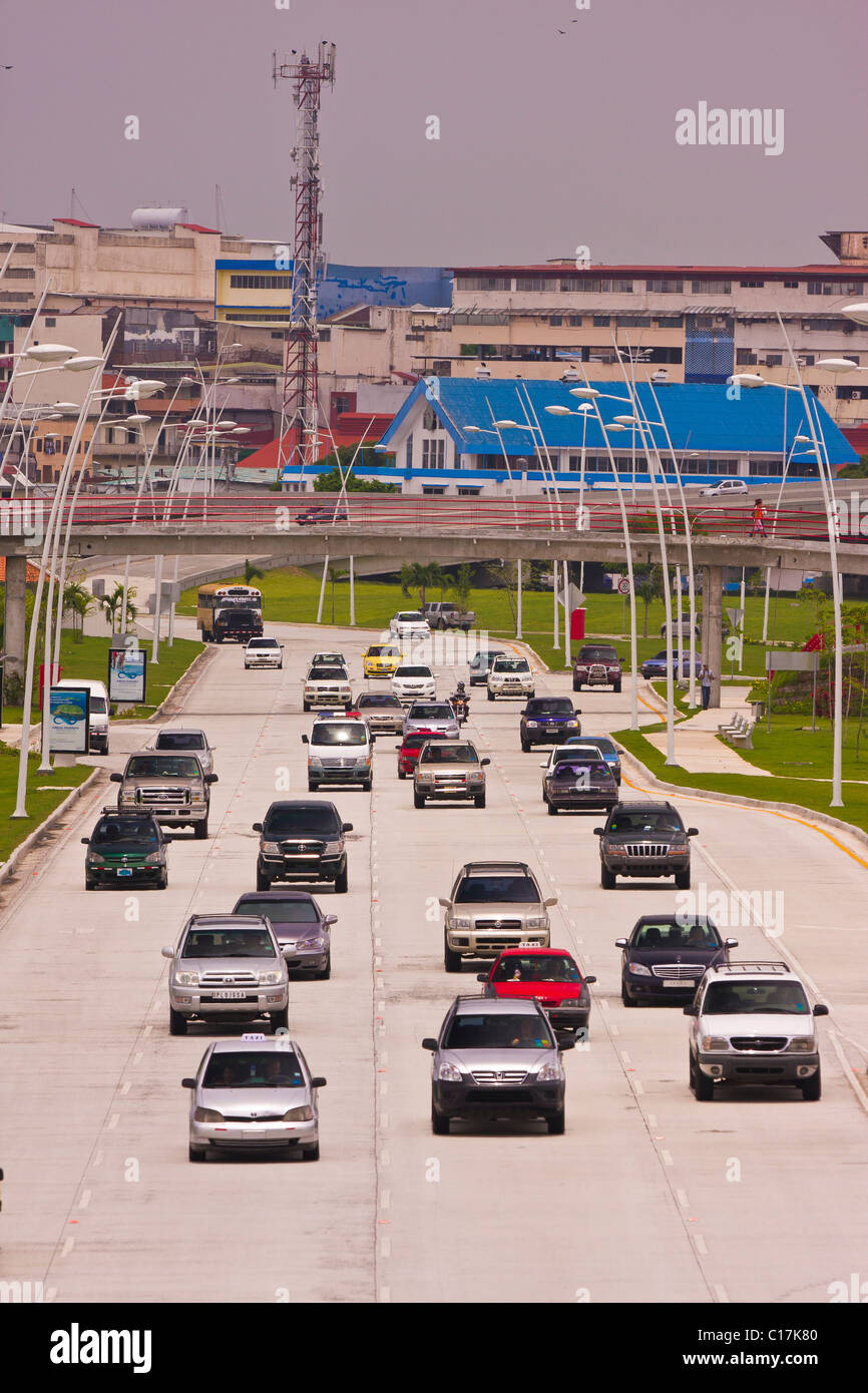 La ville de Panama, Panama - la circulation automobile sur l'Avenue Balboa. Banque D'Images