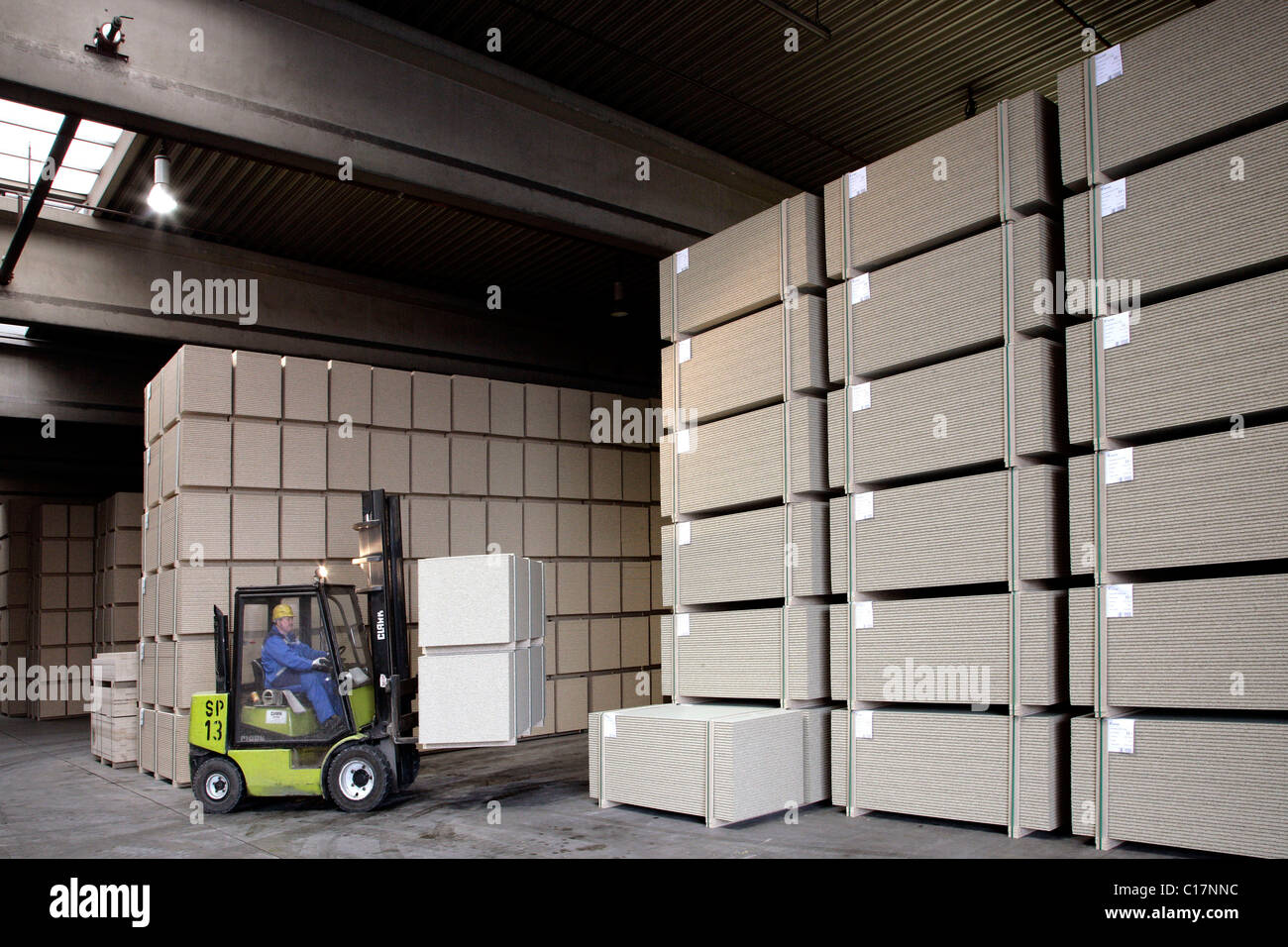 Chariot élévateur transportant des cartes à puce dans l'entrepôt de distribution dans l'usine de la Neumarkt Pfleiderer AG, Neumarkt, Bavière Banque D'Images