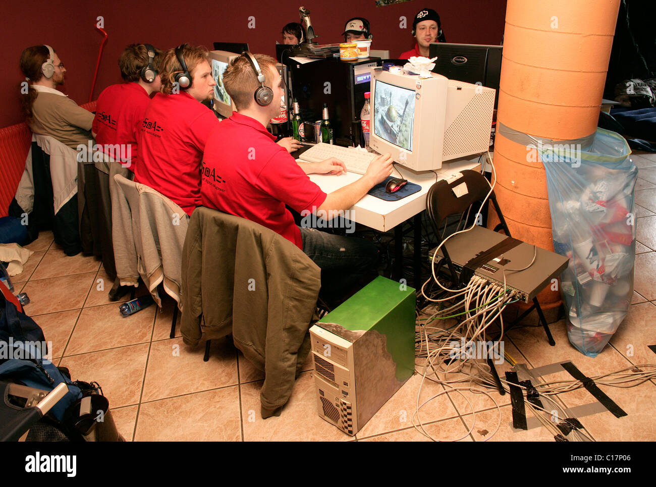 Les participants d'un lan party assis devant des écrans d'ordinateur et jouer à des jeux vidéo violents avec matières à Nuremberg Banque D'Images