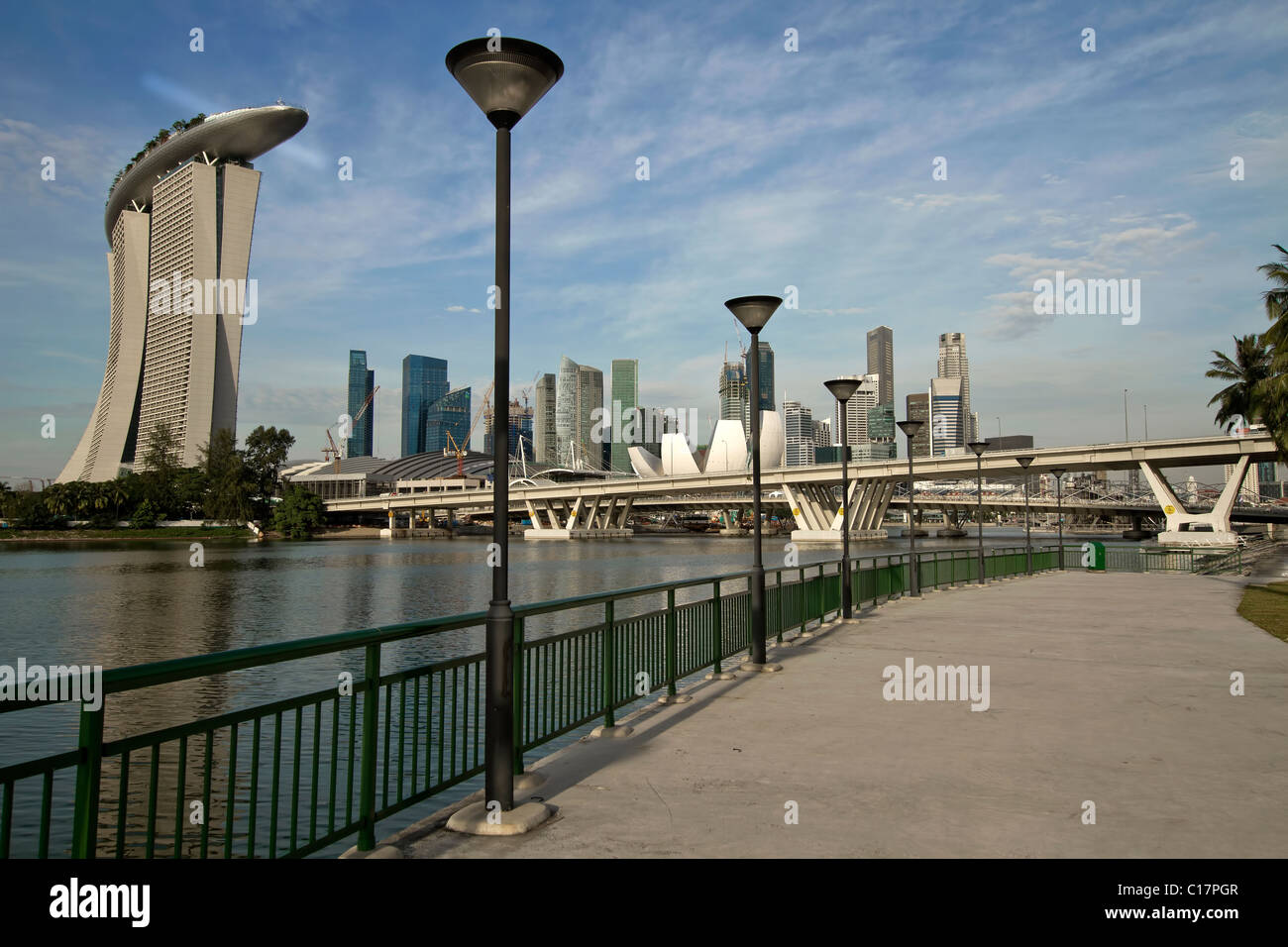 Singapore City Skyline par River à la Marina Esplanade Banque D'Images