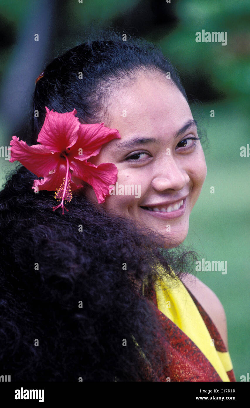 La France, la Polynésie française, de la société, archipel de l'Île Huahine Island, jeune fille polynésienne Banque D'Images