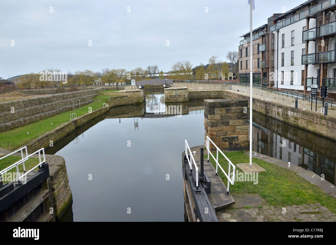 Les travaux de réaménagement le long de la rivière Calder à Wakefield, West Yorkshire, Royaume-Uni. Banque D'Images