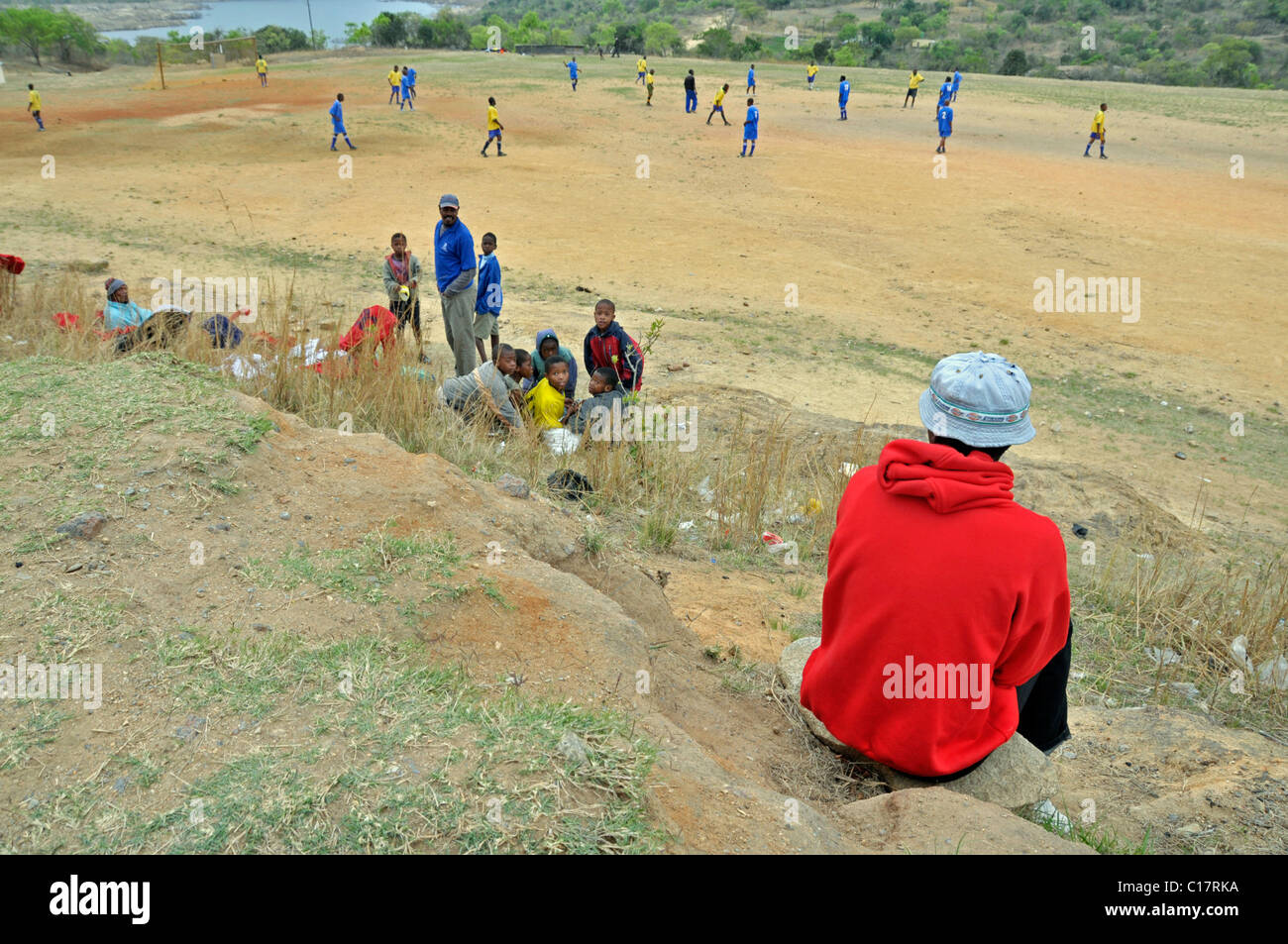 Les spectateurs à regarder un match de football sur un terrain de football, Swaziland, Afrique Banque D'Images