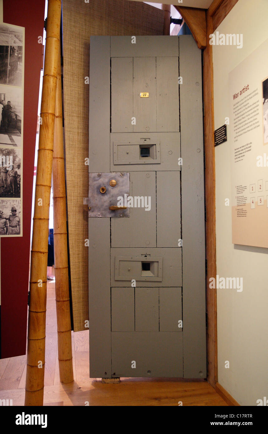 Une cellule de prison d'origine à partir de la porte de la prison de Changi, à Singapour au National Memorial Arboretum, Alrewas, UK. Banque D'Images