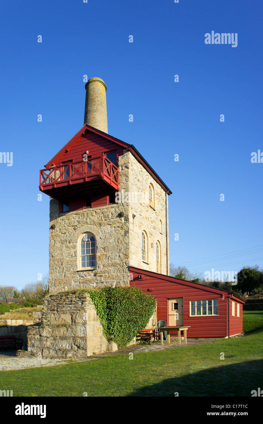 Une ancienne mine d'étain de Cornouailles engine house restauré et utilisé comme une maison de vacances près de porthtowan à Cornwall, uk Banque D'Images