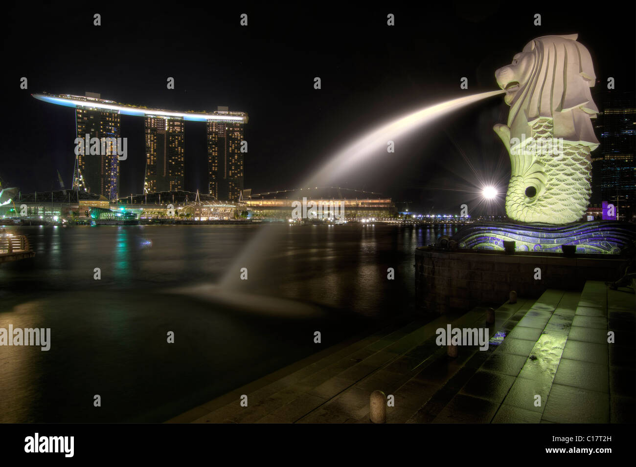 Singapore City Skyline at Merlion Park at Night 2 Banque D'Images