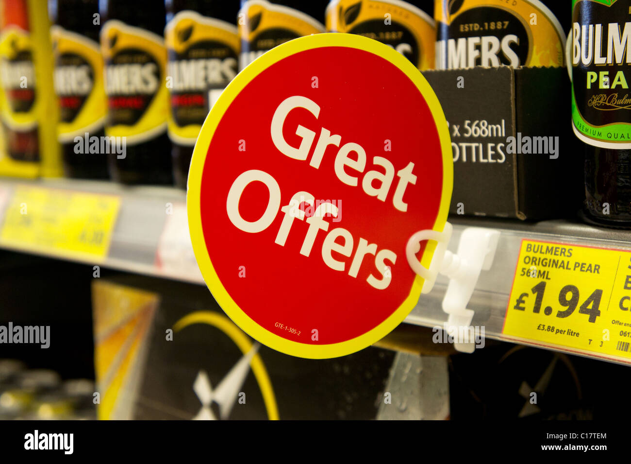 Offre un panneau dans la section alcool d'un supermarché au Royaume-Uni Banque D'Images