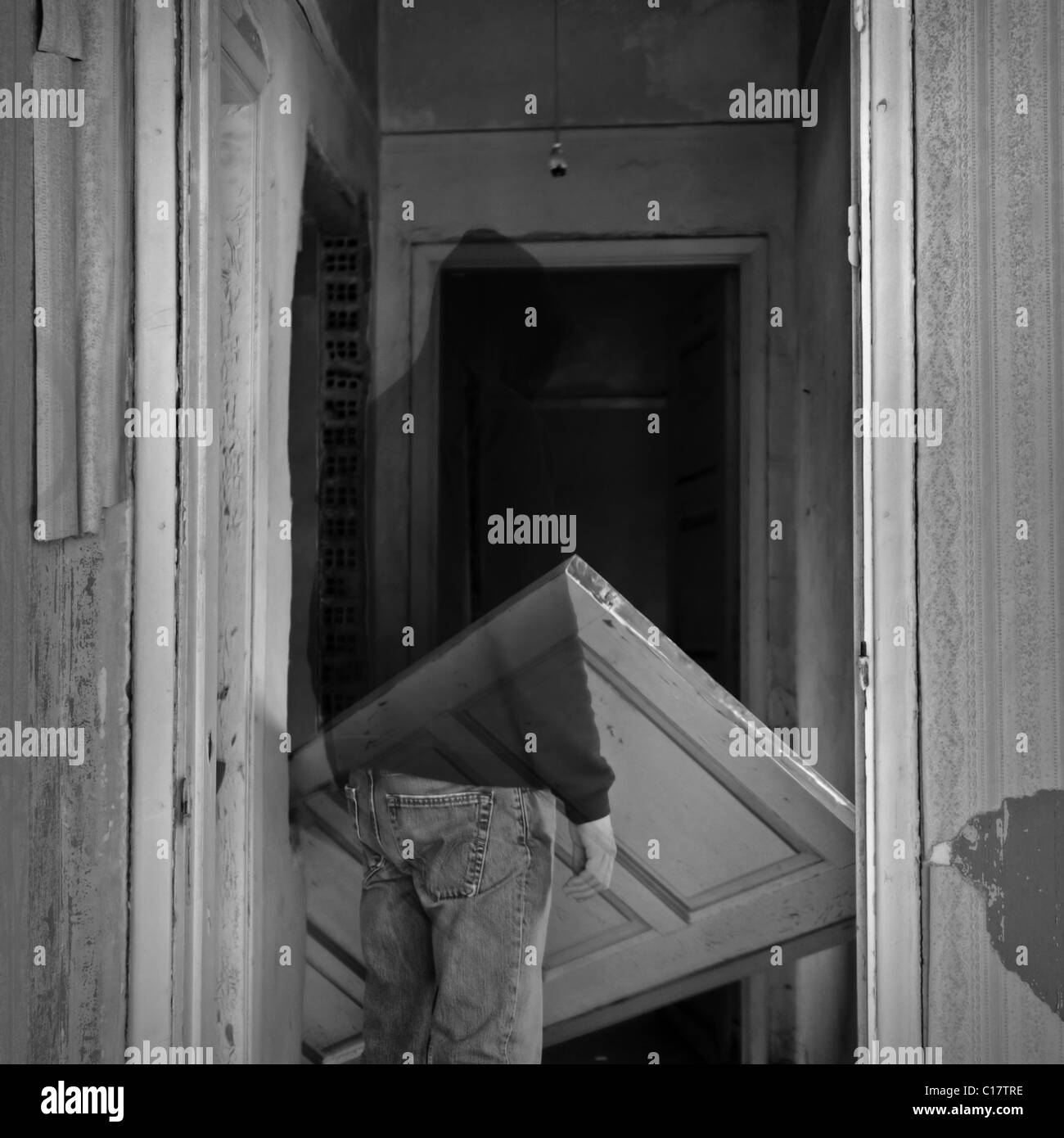 Le fantôme dans les couloirs hantés d'une maison abandonnée. Banque D'Images