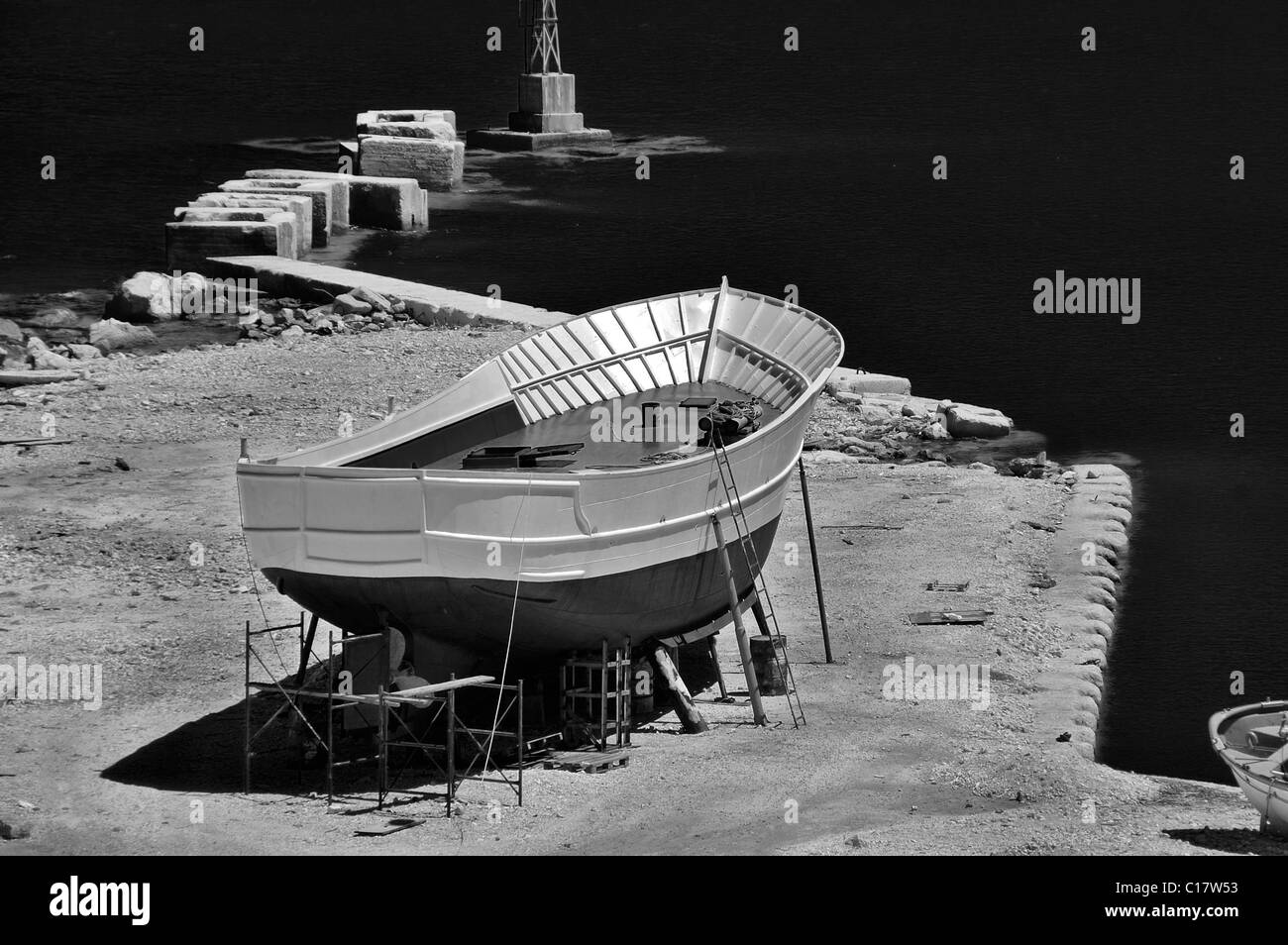 Bateau en bois au chantier naval dans le port de Zakynthos, Grèce. Noir et blanc. Banque D'Images