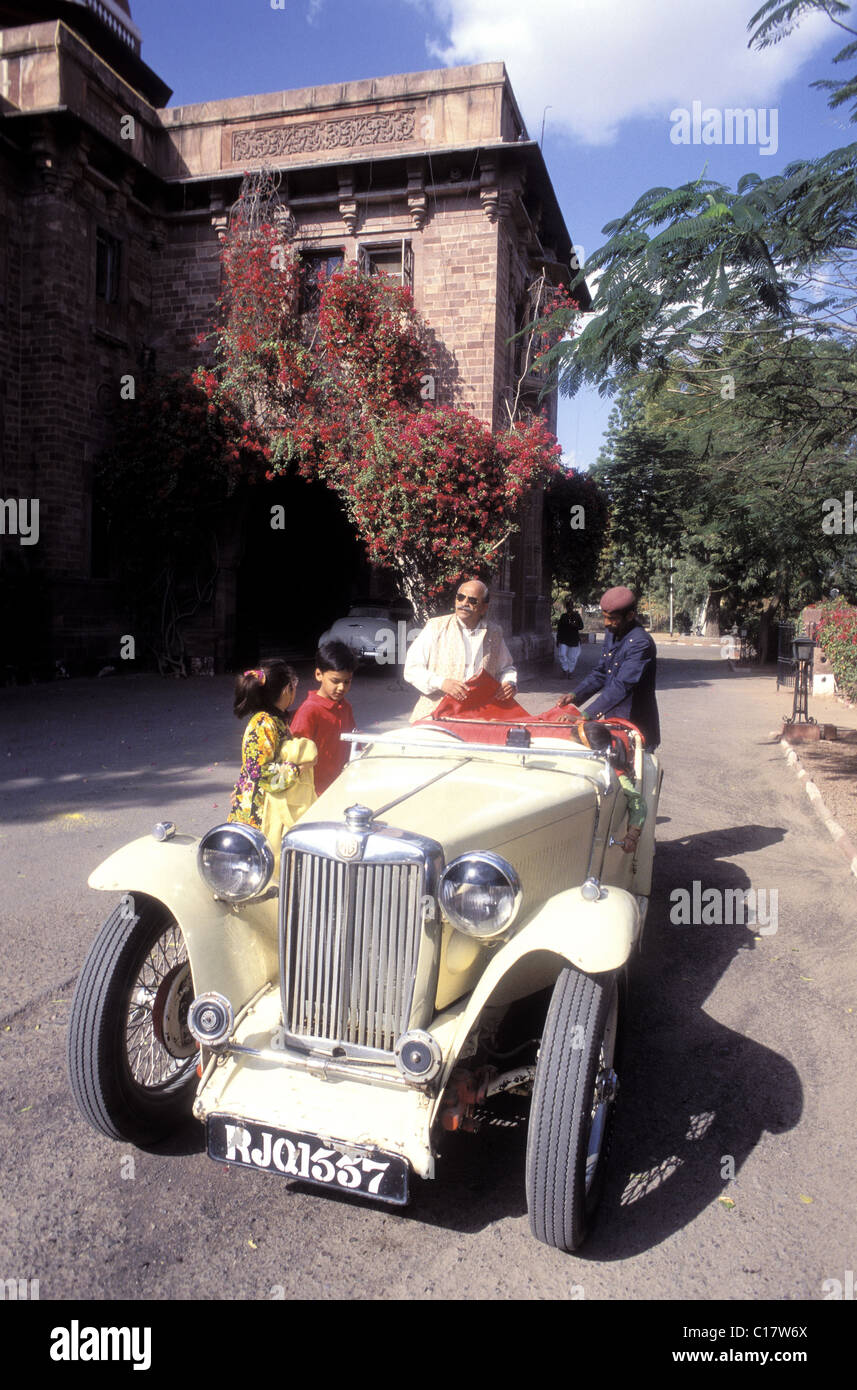 L'Inde, Rajasthan, Maharaja Swaroop Singh, le propriétaire d'Ajit Bawan Hotel à Jodhpur city, avec un de ses véhicules de collecte Banque D'Images