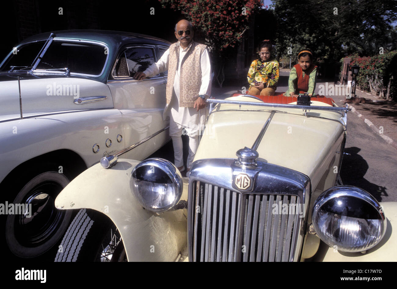 L'Inde, Rajasthan, Maharaja Swaroop Singh, le propriétaire d'Ajit Bawan Hotel à Jodhpur city, avec un de ses véhicules de collecte Banque D'Images