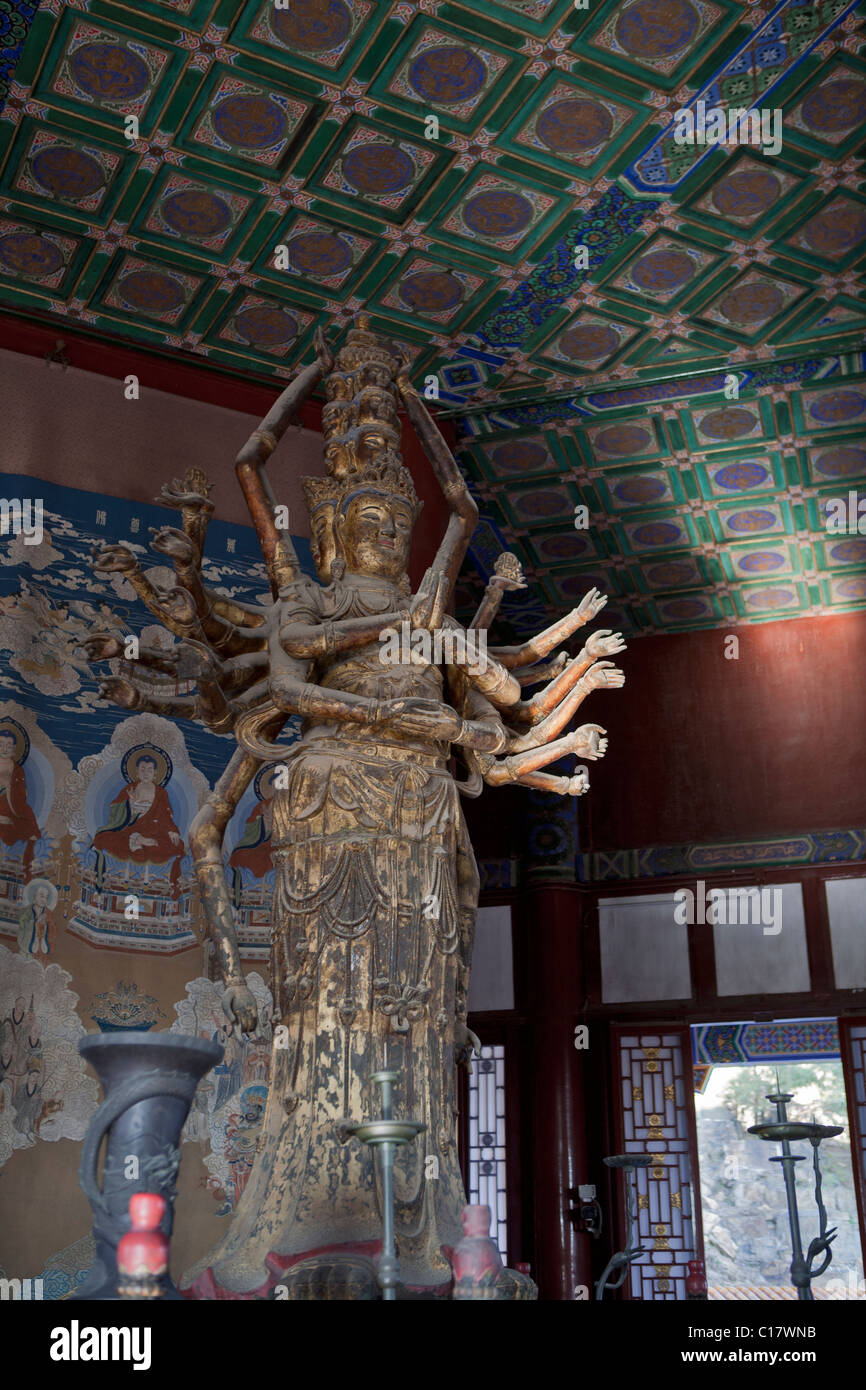 Statue d'Avalokitesvara à l'intérieur de palais d'été, Pékin, Chine Banque D'Images