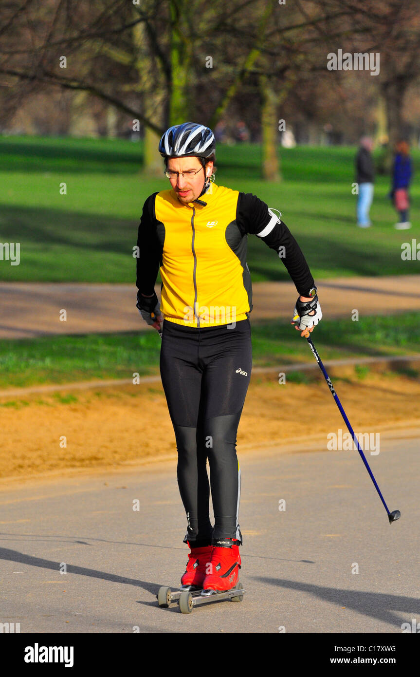 Homme ski à roulettes à Hyde Park, Londres Banque D'Images