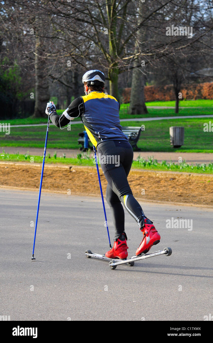 Homme ski à roulettes à Hyde Park, Londres Banque D'Images