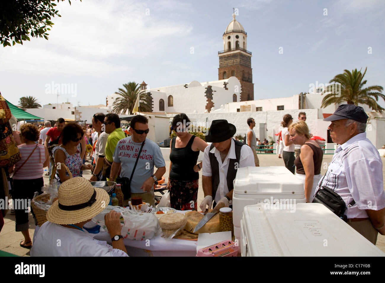 Shopping sur le marché du dimanche de Teguise, Lanzarote, Canary Islands, Spain, Europe Banque D'Images