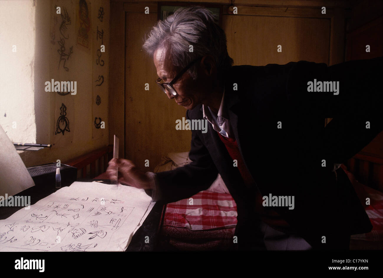 Chine, province du Yunnan, Lijiang Naxi, calligraphe à l'âge de 74 ans Banque D'Images