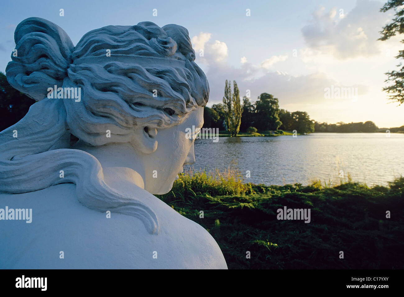 Badende Statue Vénus Vénus, baignade sur la rive du lac de Woerlitzer Voir, portrait, Englischer Park, Gartenreich Dessau-Woerlitz Banque D'Images