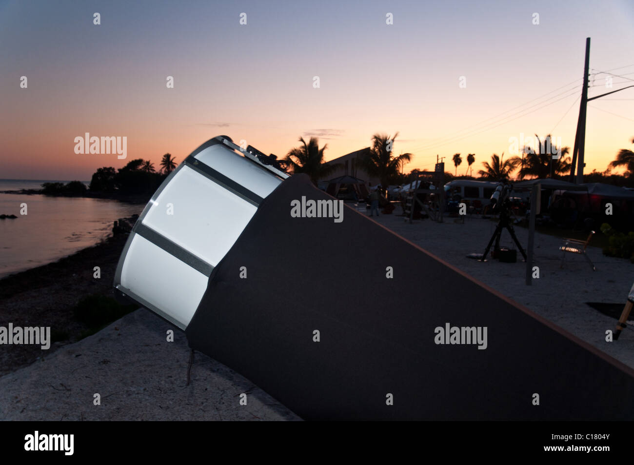 Télescope amateur sur la plage au coucher du soleil en Floride Keys pour Star Party Banque D'Images