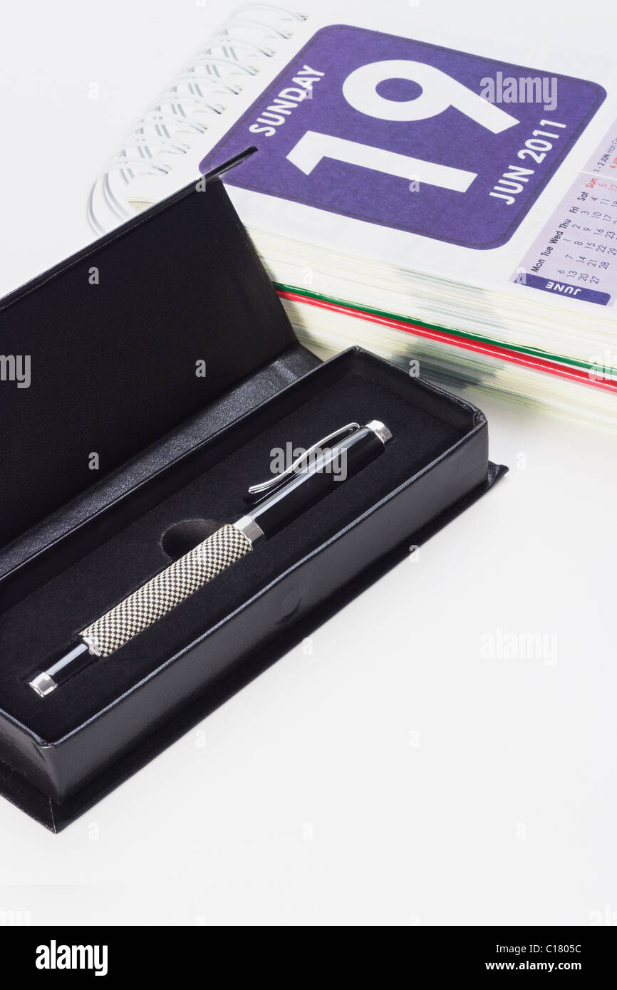 La fête des pères - 19 juin page calendrier avec boîte cadeau noir et stylo with copy space Banque D'Images