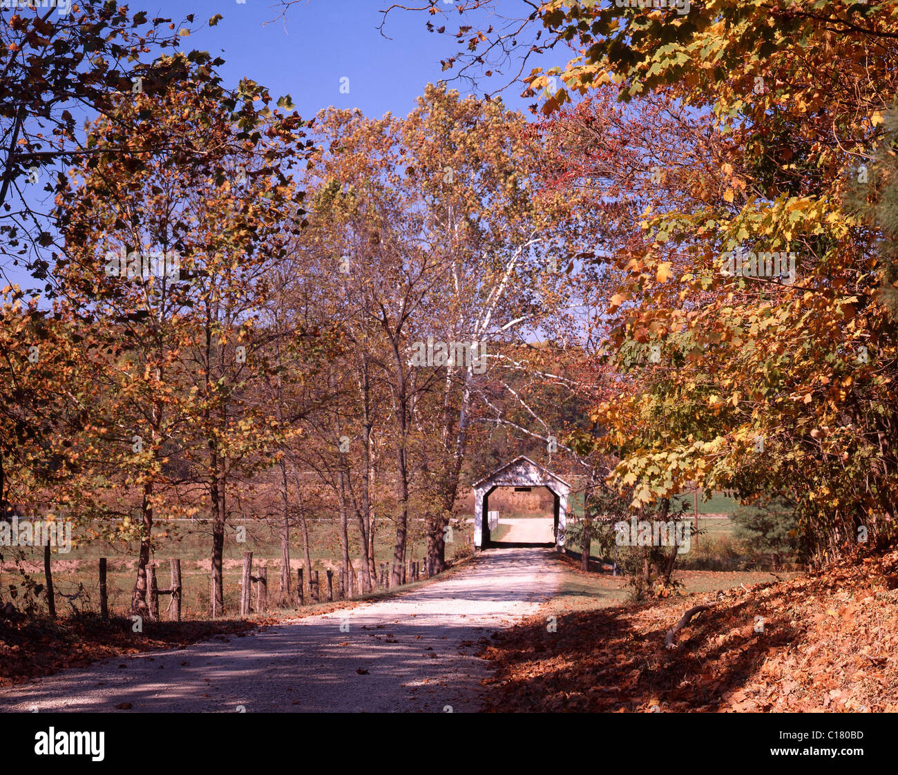 Pont couvert on Rural Road, dans Banque D'Images