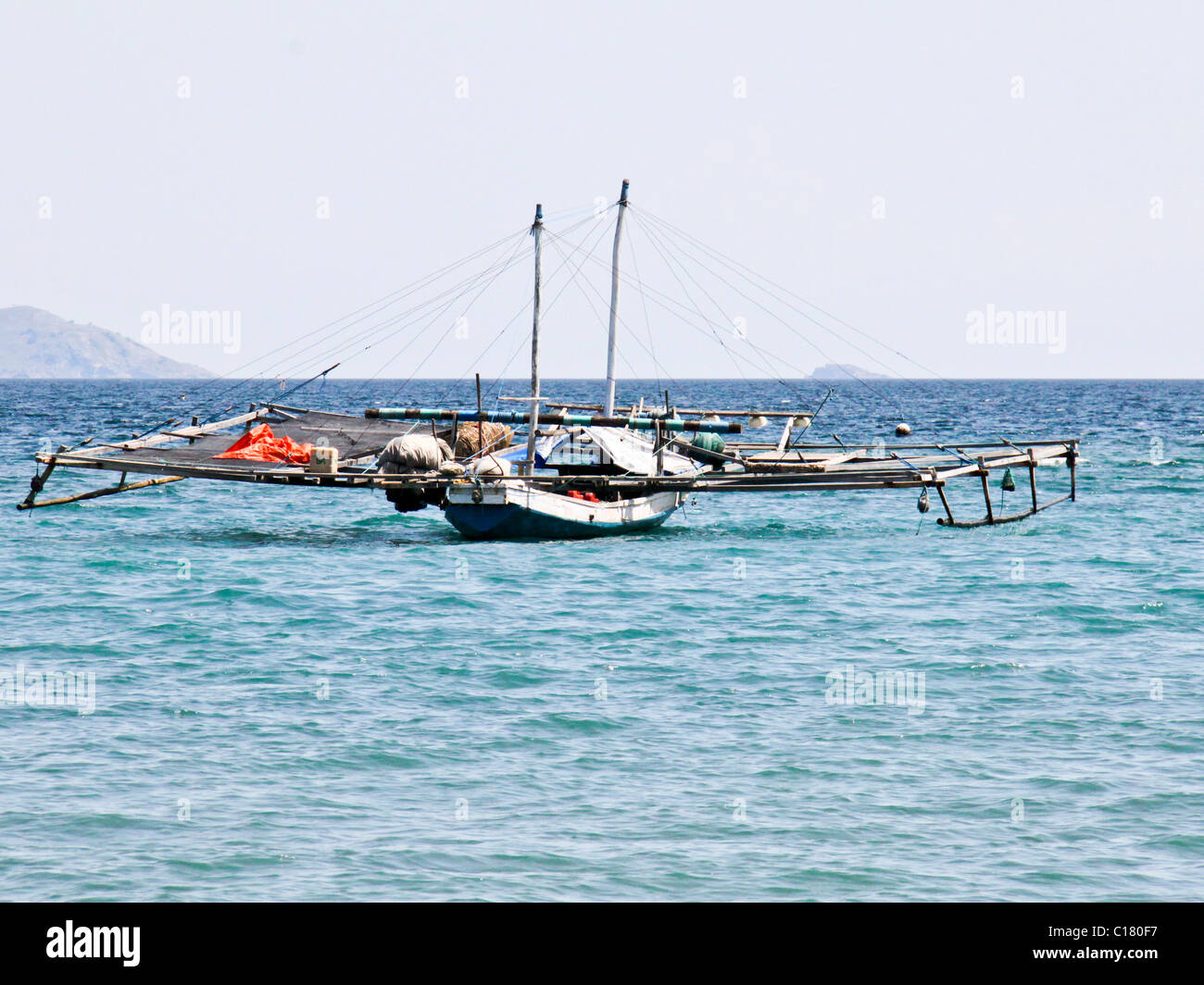 Jukun traditionnels ou banca outrigger bateau de pêche Banque D'Images