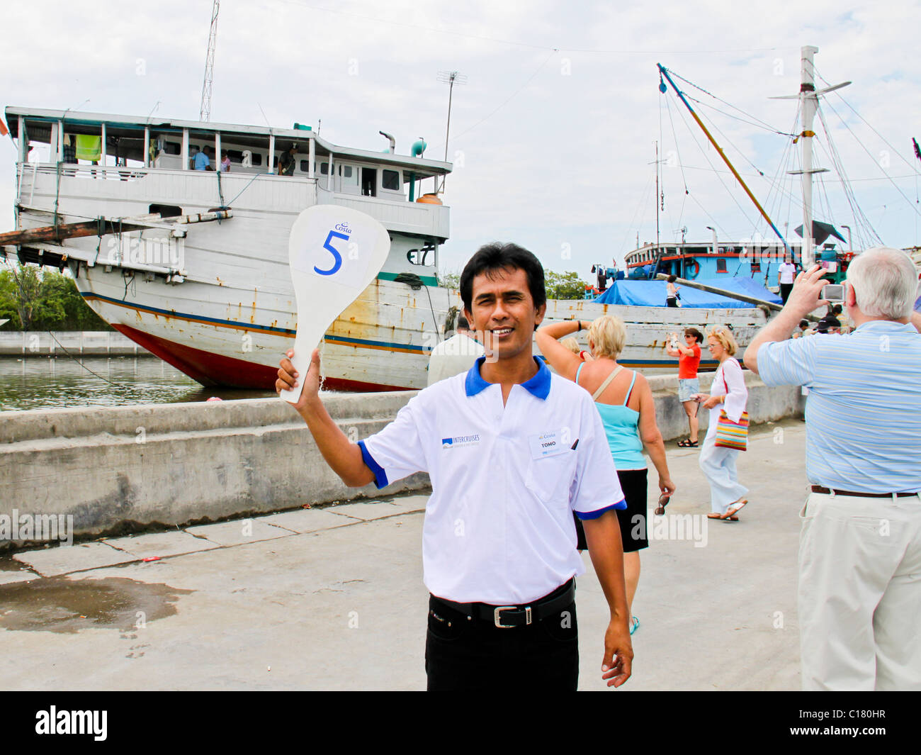 Tour guide des touristes en tournée de Sunda Kelapa - le vieux port de Jakarta. Banque D'Images