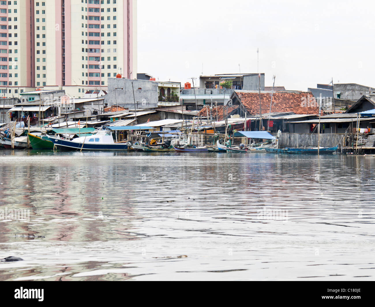 Village de pêcheurs de Sunda Kelapa - le vieux port de Jakarta. Banque D'Images