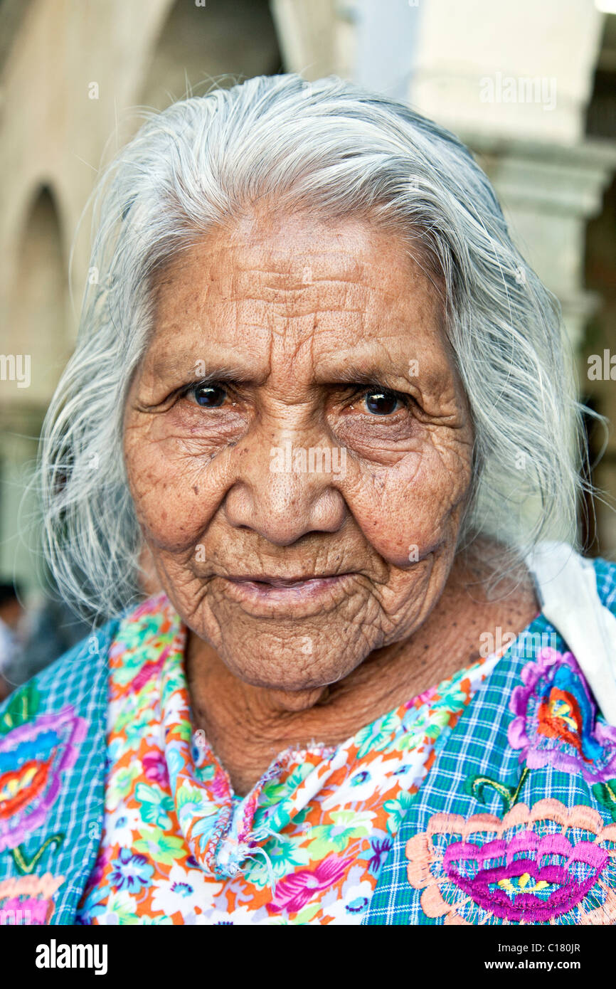 Vieille ridée femme autochtone vendeur de textiles d'Oaxacan portant vichy dentelle à Oaxaca Zocalo Mexico Banque D'Images