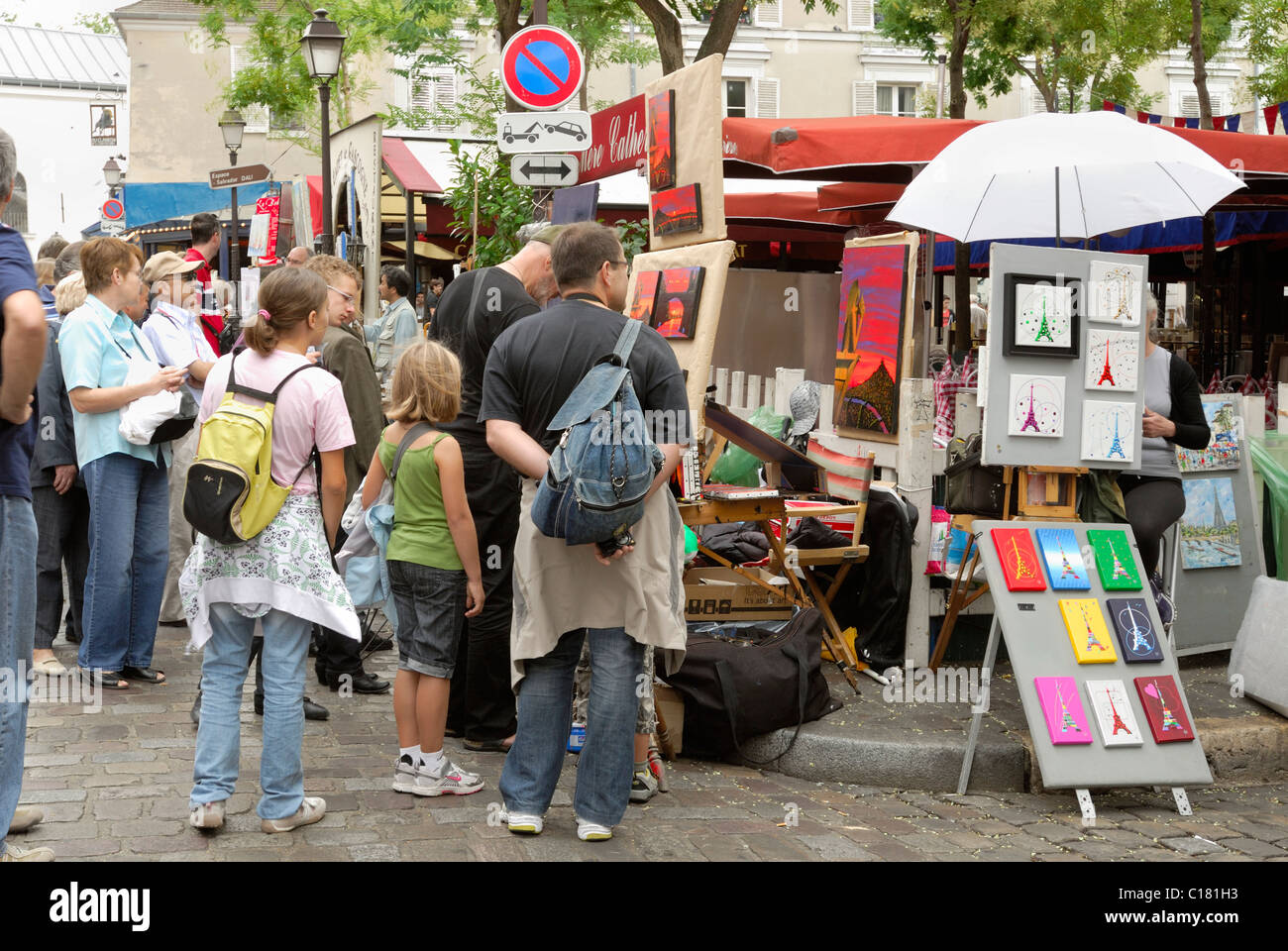 Montmartre est une destination touristique populaire où les artistes de diverses compétences afficher et vendre leur art, Paris France. Banque D'Images