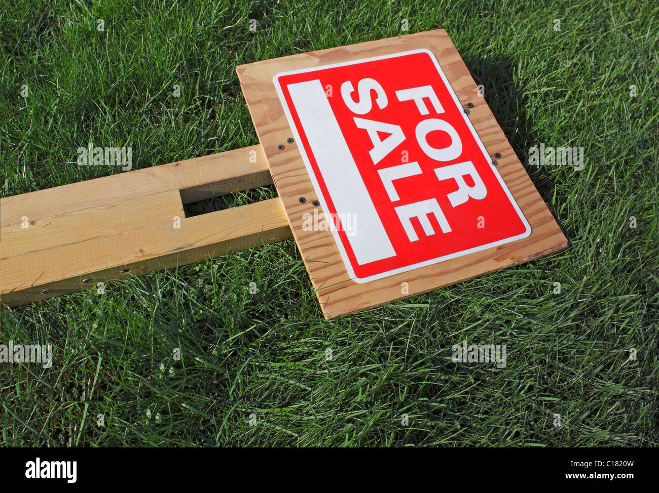 For Sale Sign on Green Grass Banque D'Images