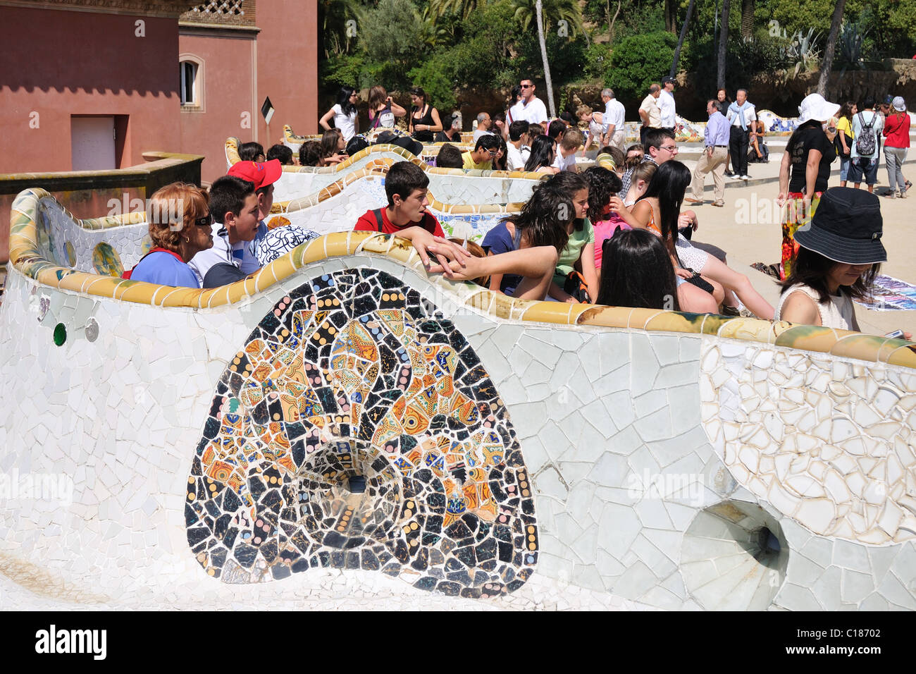 Banc en mosaïque célèbre parc Guell à Barcelone Banque D'Images