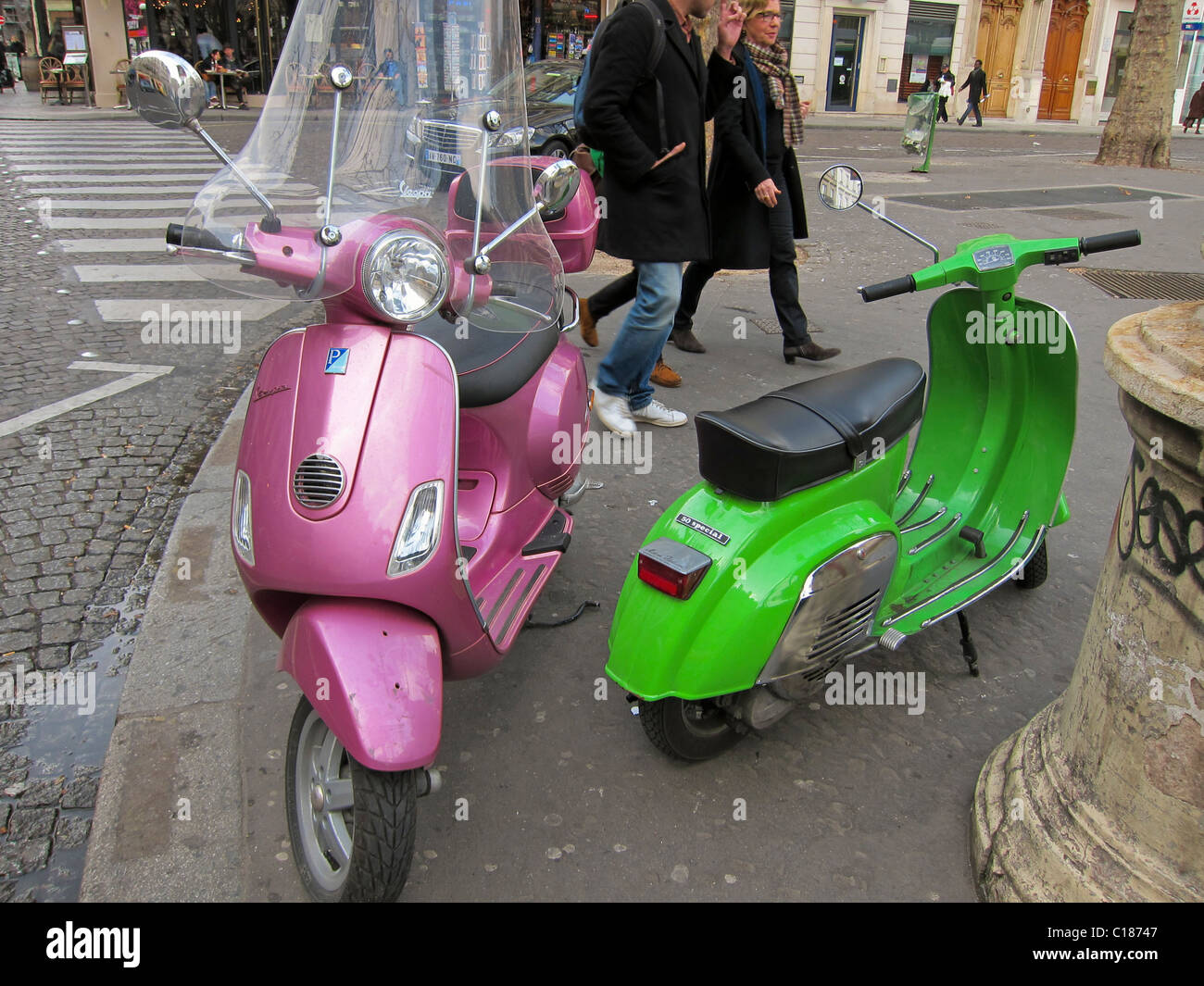 Paris, France, Motorscooters Vespa colorées stationné sur la rue Banque D'Images