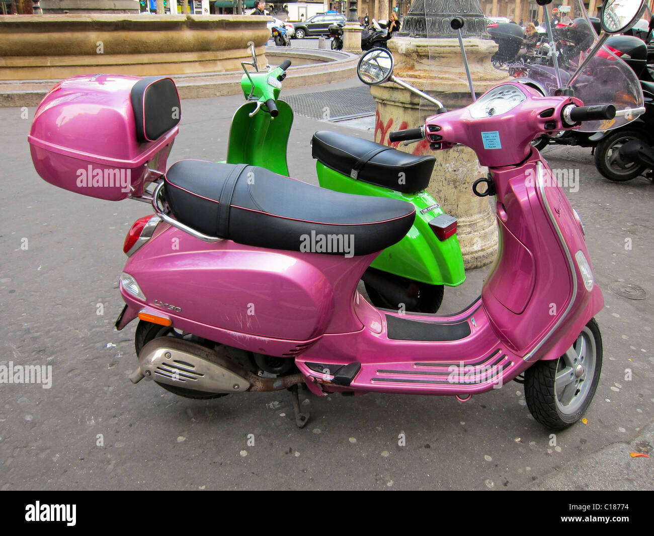 Paris, France, Motorscooters Vespa colorées stationné sur la rue Banque D'Images