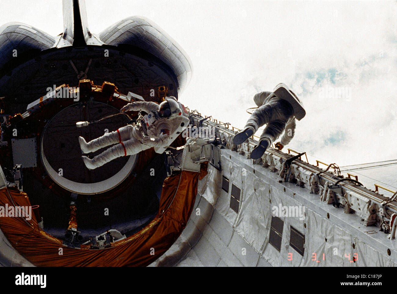 Les astronautes Story Musgrave et Don Peterson lors d'une sortie extravéhiculaire de la navette spatiale Challenger. 1983 Banque D'Images