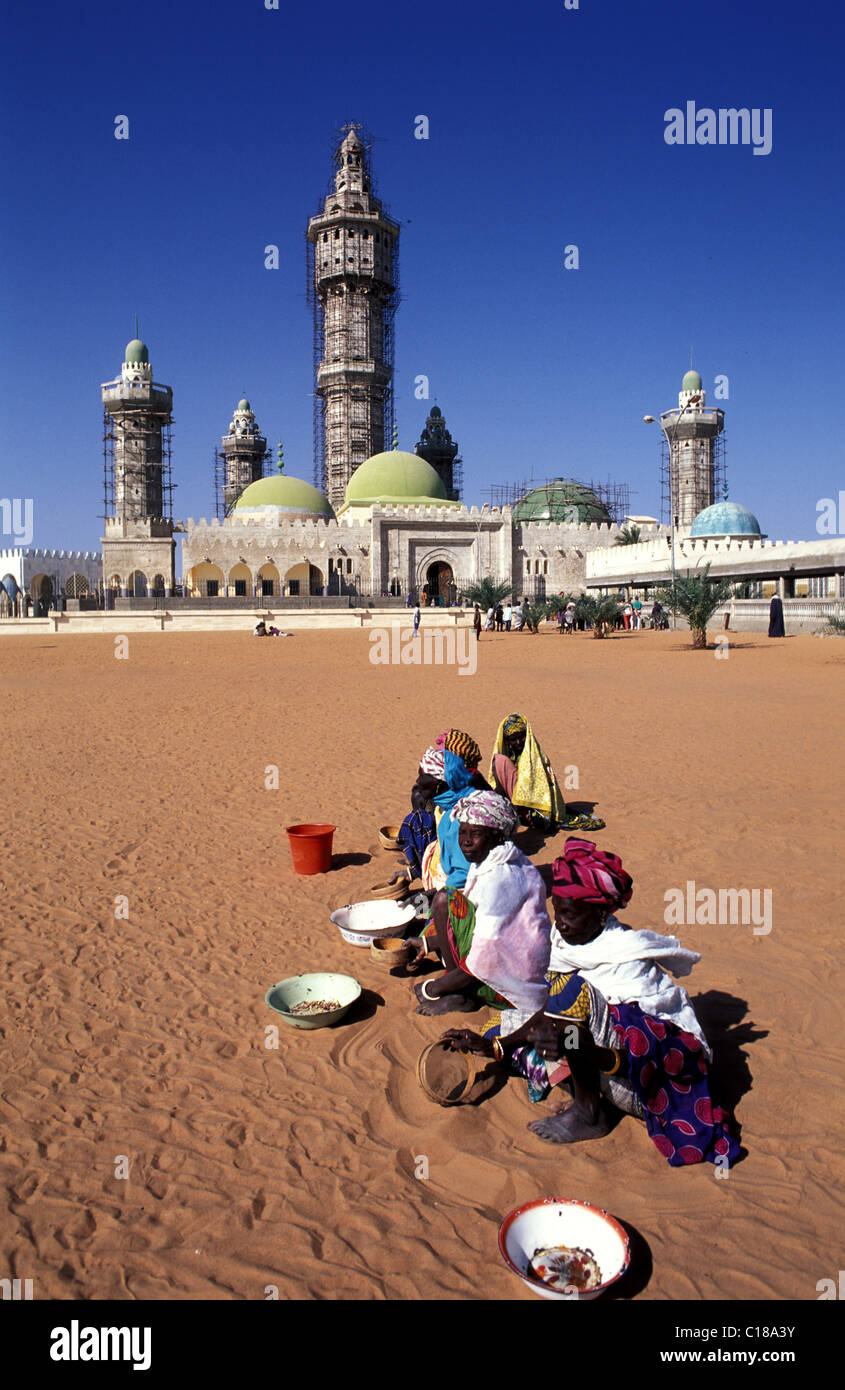 Région de Diourbel, Sénégal, Touba, Grande Mosquée Mouride, les femmes et la sortie de nettoyage du sable Banque D'Images