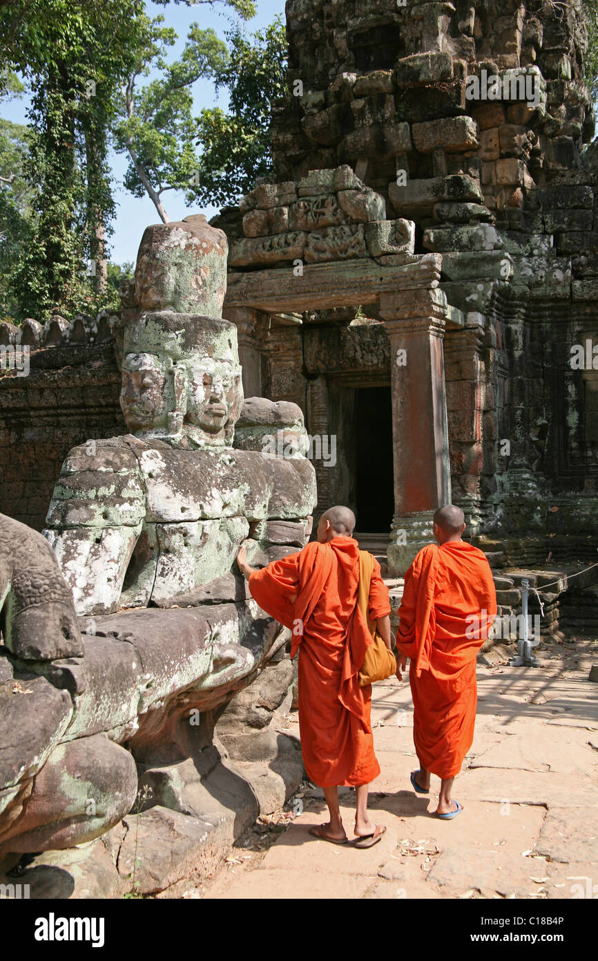 Les moines au temple Preah Khan au Cambodge Banque D'Images