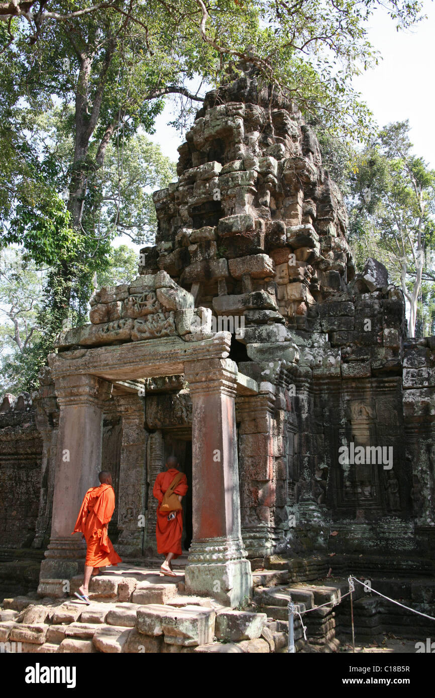Les moines au temple Preah Khan à Angkor, Cambodge Banque D'Images