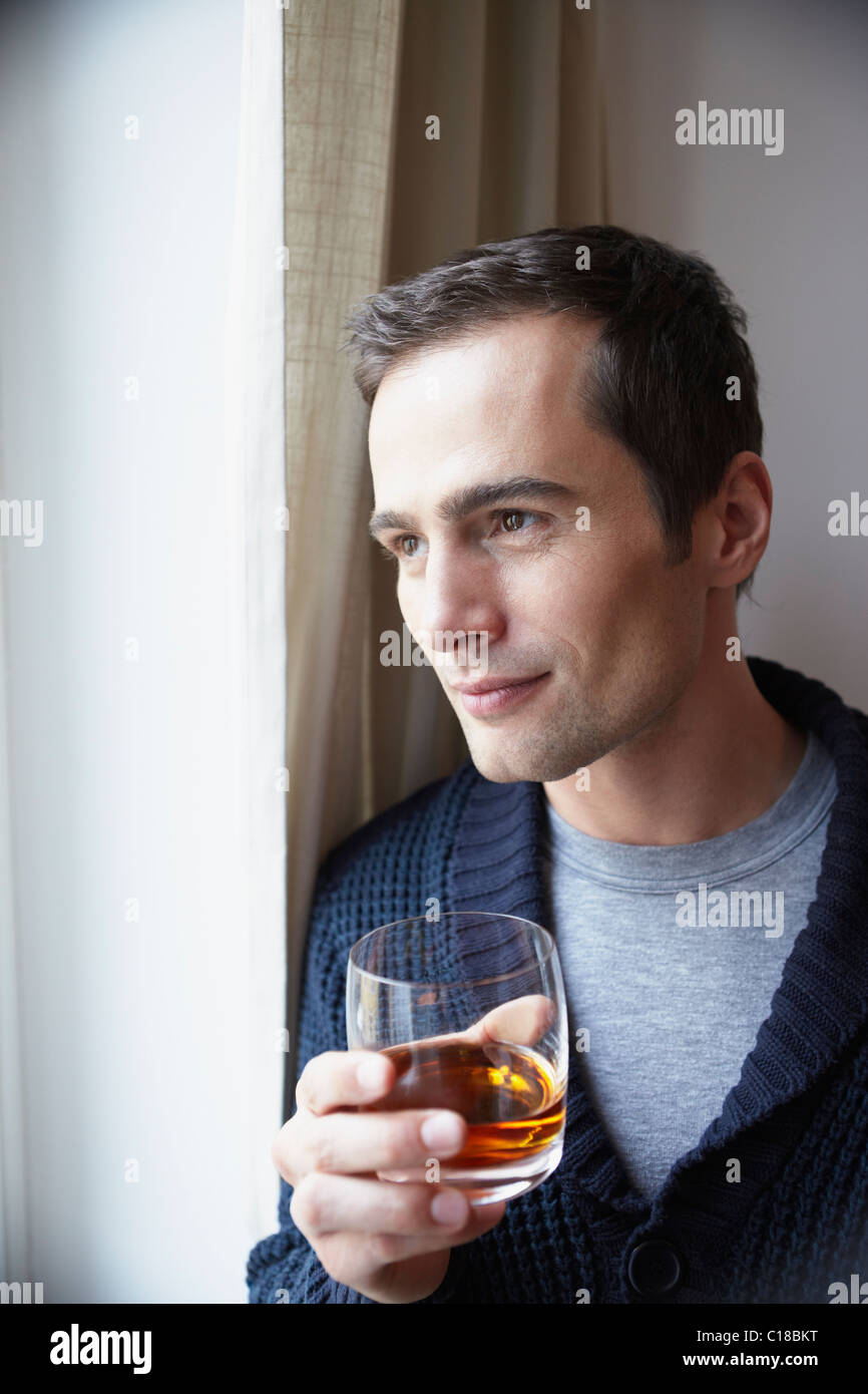 Man holding glass of whiskey Banque D'Images