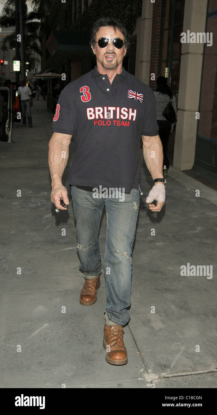 Sylvester Stallone visite un bâtiment médical britannique portant un  T-shirt de l'équipe de polo. Los Angeles, Californie, USA - l Photo Stock -  Alamy